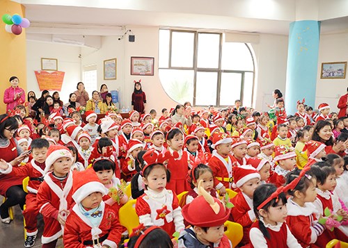 Trường mầm non Phúc Đồng tưng bừng tổ chức cho các con Liên hoan văn nghệ đón Giáng Sinh và Tết dương lịch năm 2018.